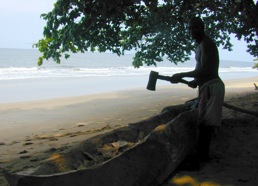 construction d'une pirogue avec la hache