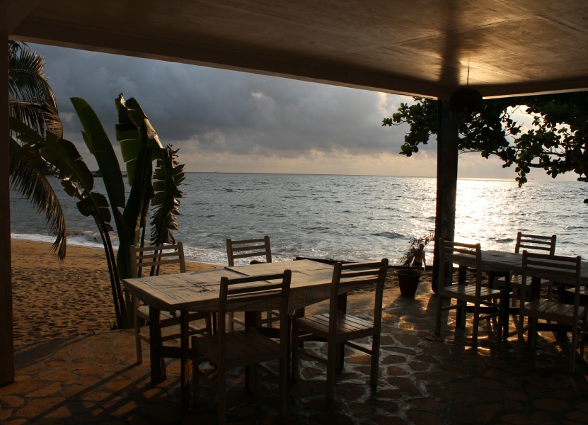 "les pieds dans l'eau"